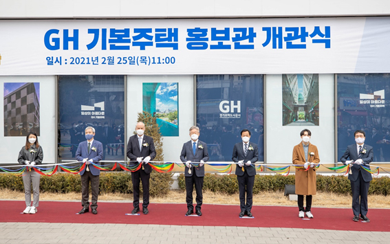 Governor Lee (4th from left) at the opening of basic housing promotion centre with related officials and foreign guests